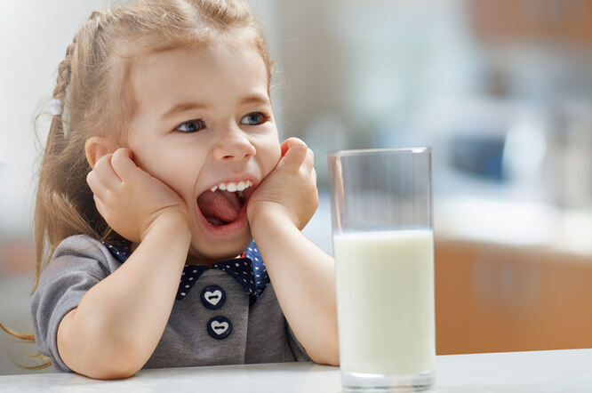 Otkrivena veza između crijevnih bakterija i uspjeha oralne imunoterapije protiv alergije na mlijeko