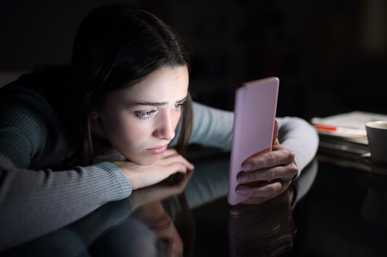 Jedna od šest tinejdžerica pokazuje znakove ovisnosti o društvenim mrežama