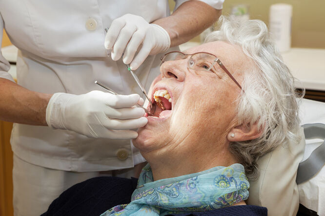 Problemi s bubrezima mogu značiti gubitak zuba za starije žene
